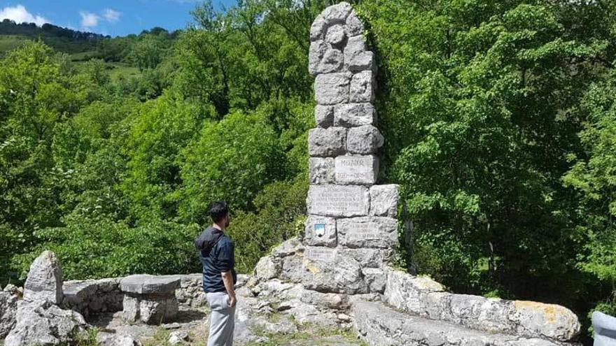 Un visitante ayer ante el monumento del Pozu la Oración, en Poo de Cabrales.