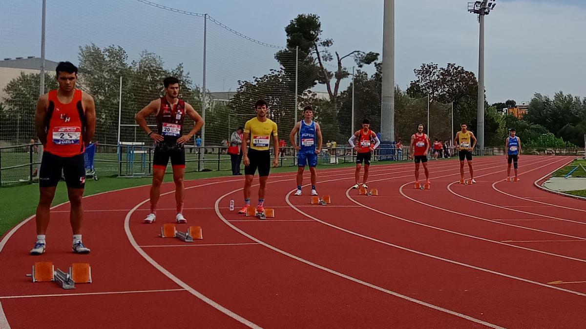 Imagen de una competición oficial en la pista de atletismo de Gandia