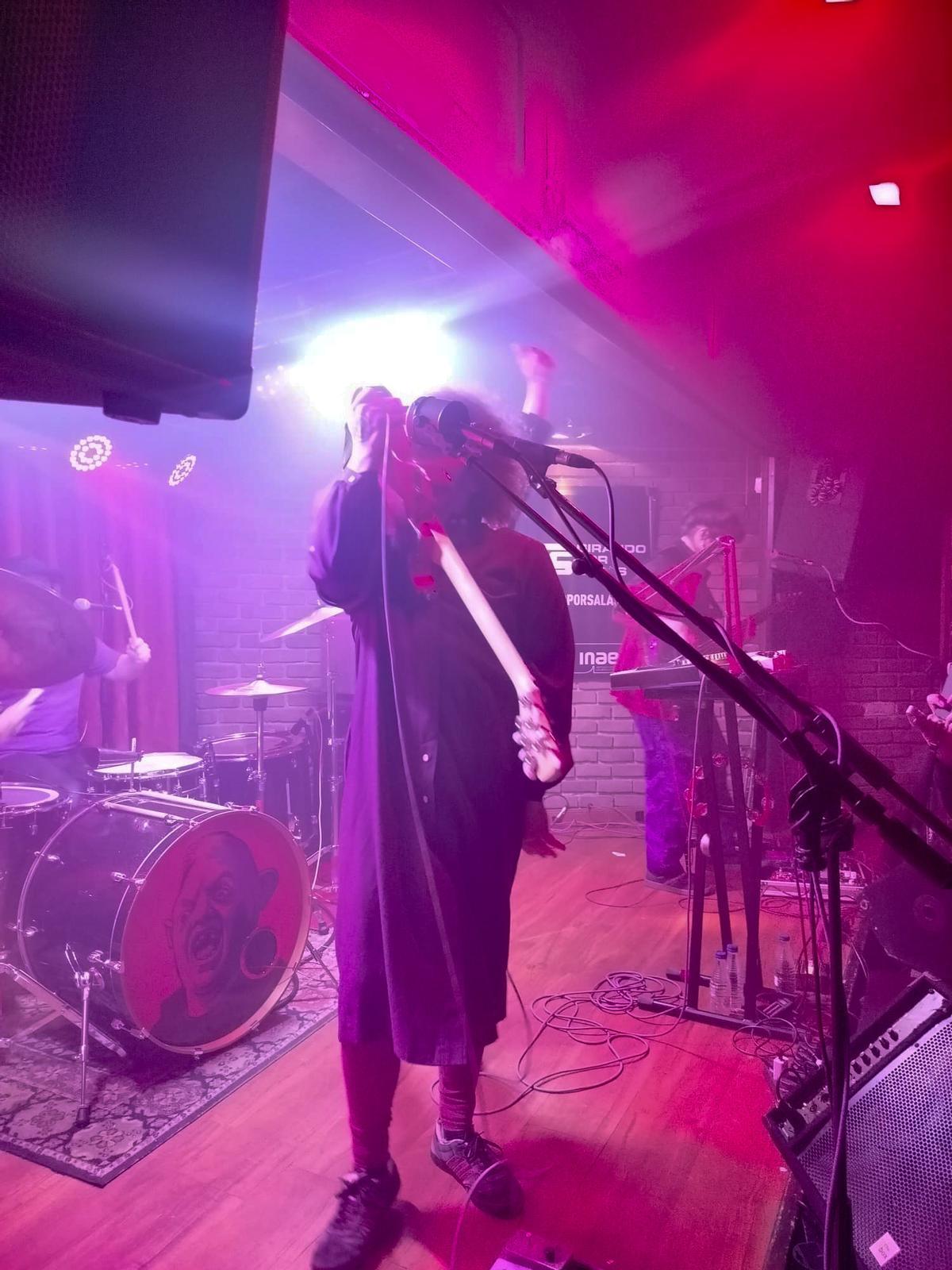 Rabia y rock poderoso en el concierto de "Hermana Furia" en Langreo