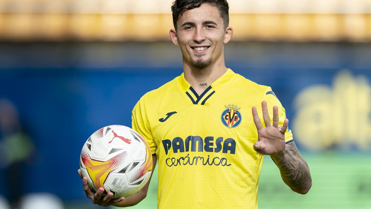 Yéremi Pino se lleva el balón tras su póker ante el Espanyol