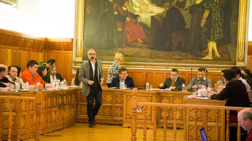 José Moreno, abandonó su puesto durante el debate del primer punto del Orden del Día.