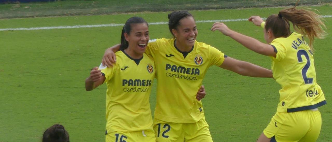 Las jugadoras del Villarreal celebran el tercer tanto amarillo, logrado por McKenna, que sentenció el triunfo.