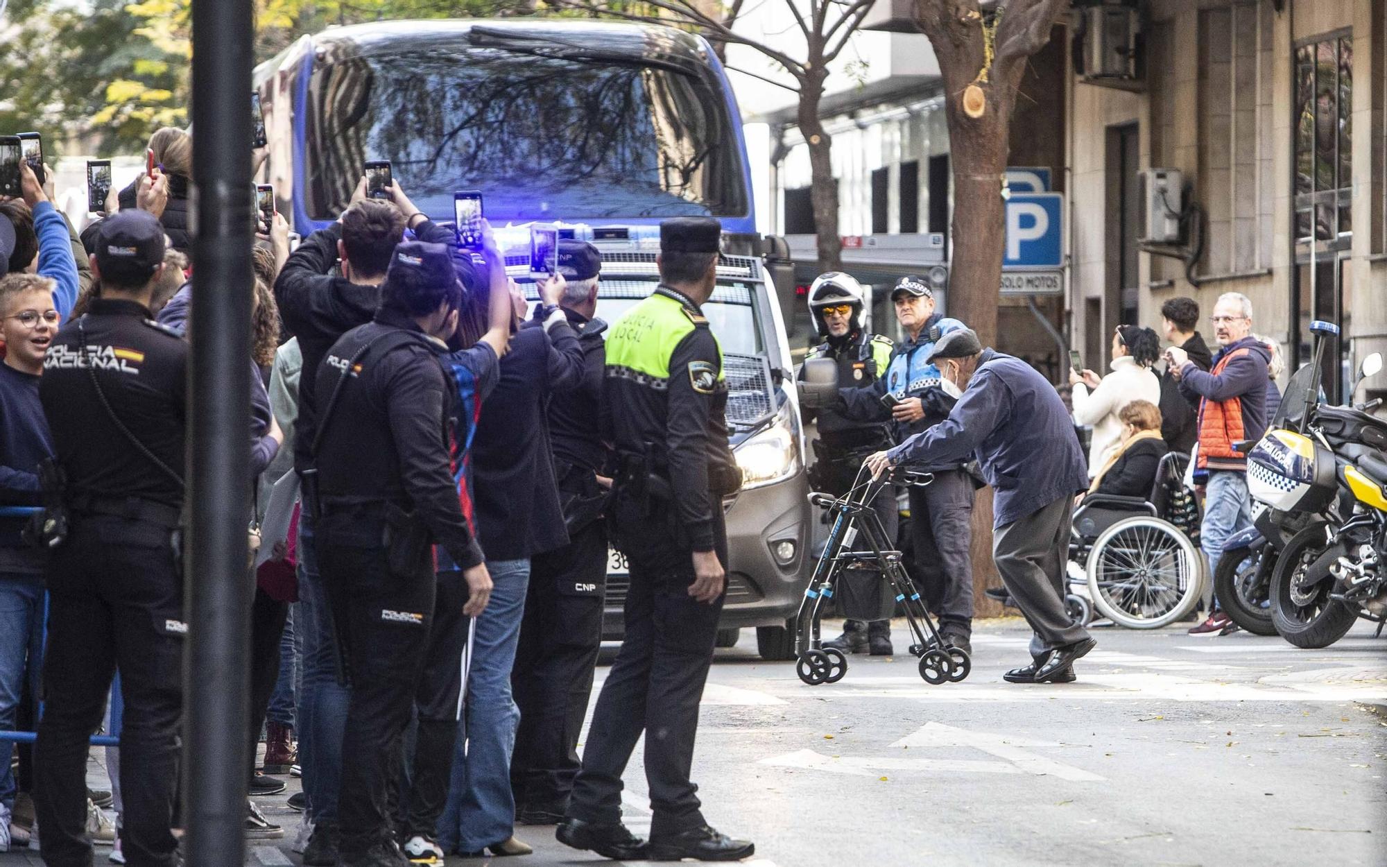 Gran expectación en Alicante por la llegada del Barça