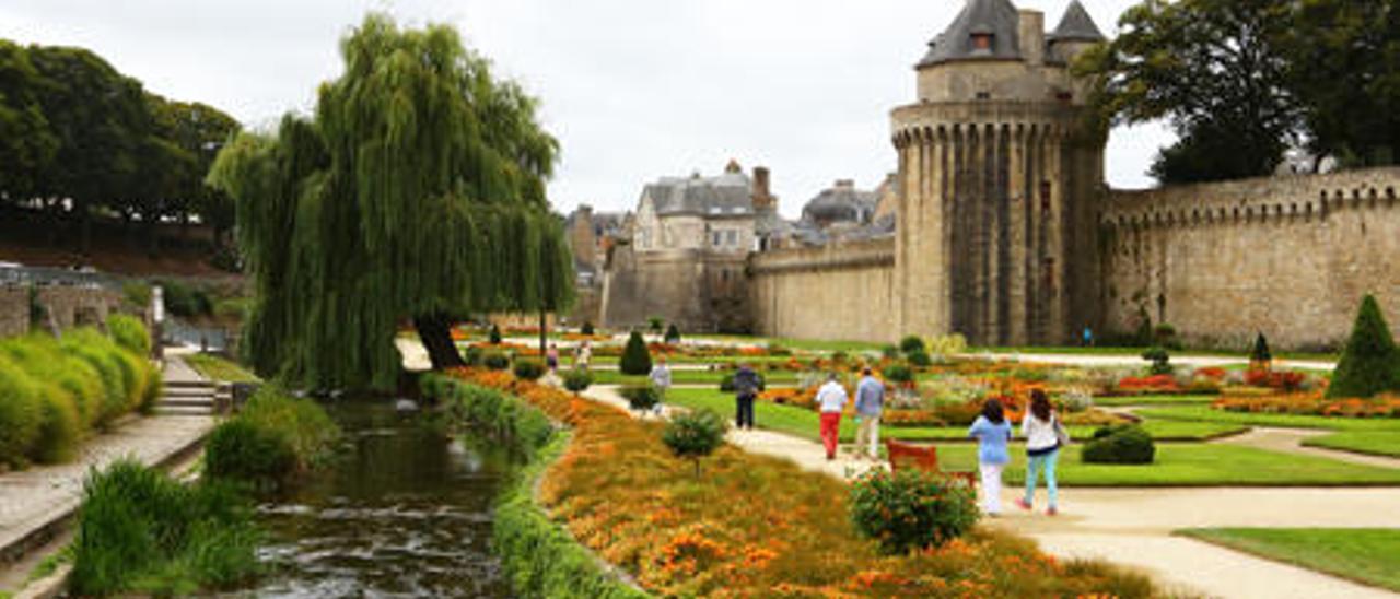 Jardines junto a las murallas de Vannes, centro de actividades festivas.