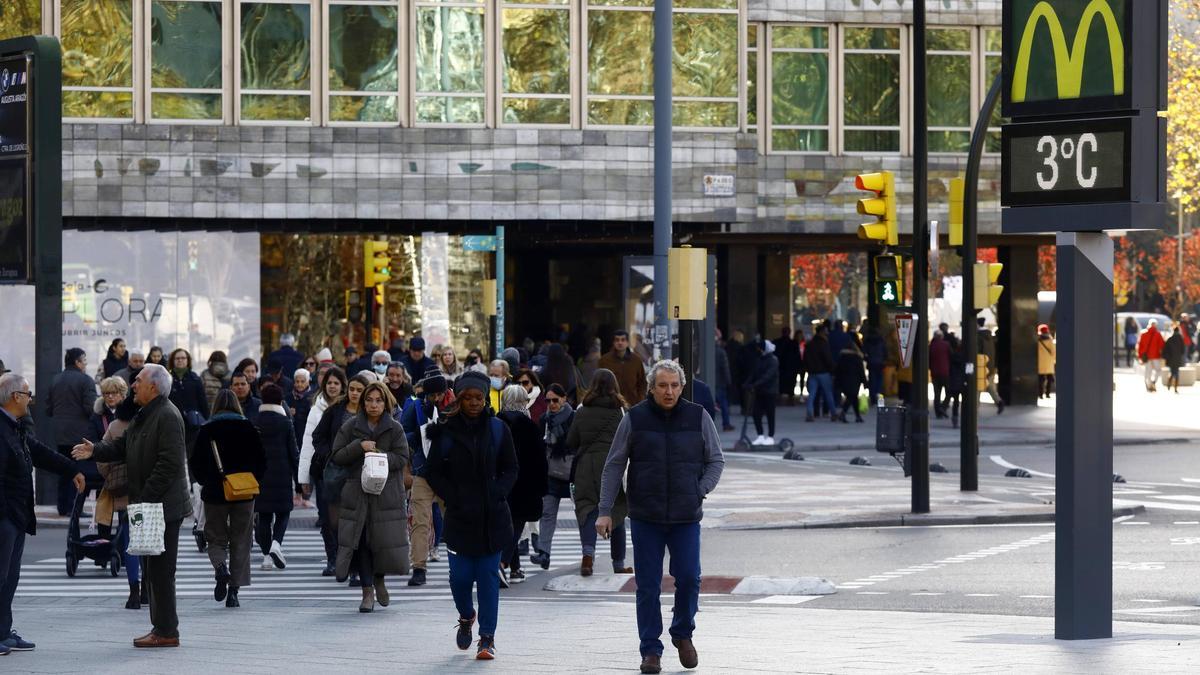 Varias personas abrigadas caminan por el centro de Zaragoza el pasado mes de enero