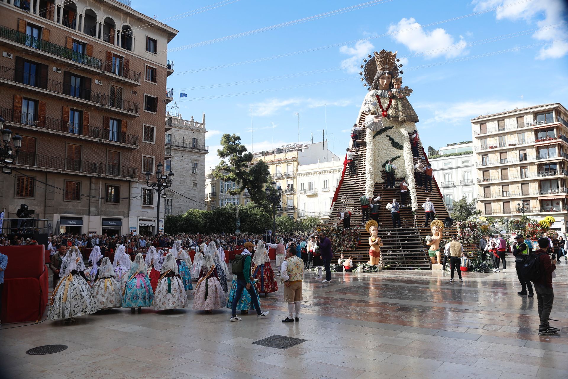 Las comisiones llegan a la Plaza de la Reina