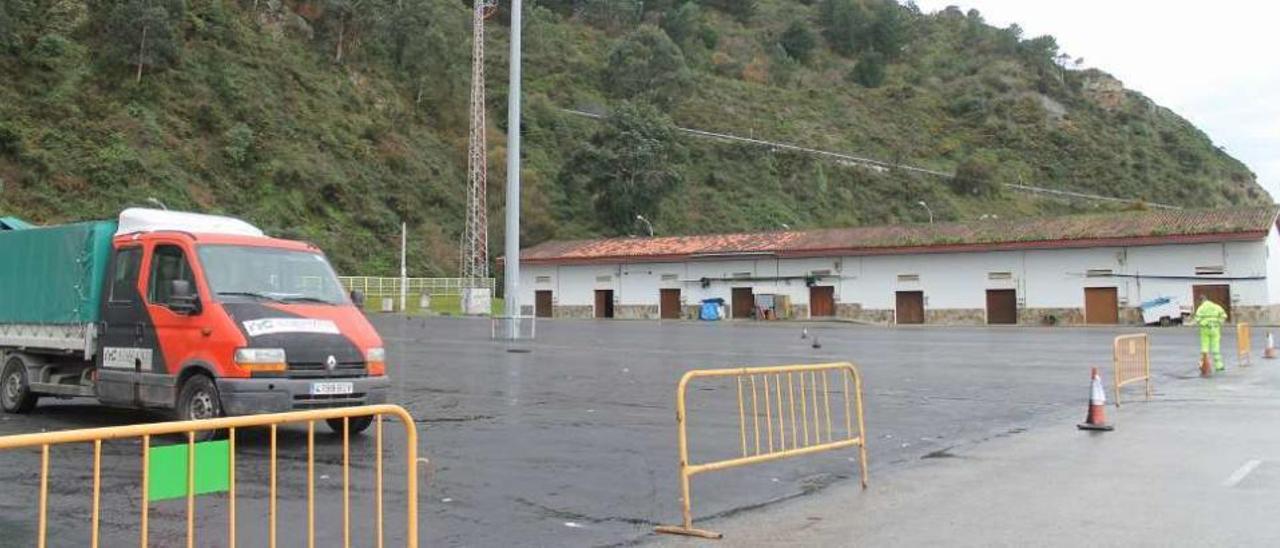 Trabajos de pintado en la explanada del aparcamiento del puerto de Cudillero.