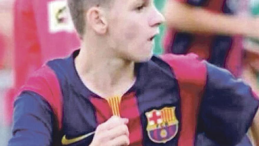 Labinot Kabashi amb la camiseta del Barça que vesteix des del 2010