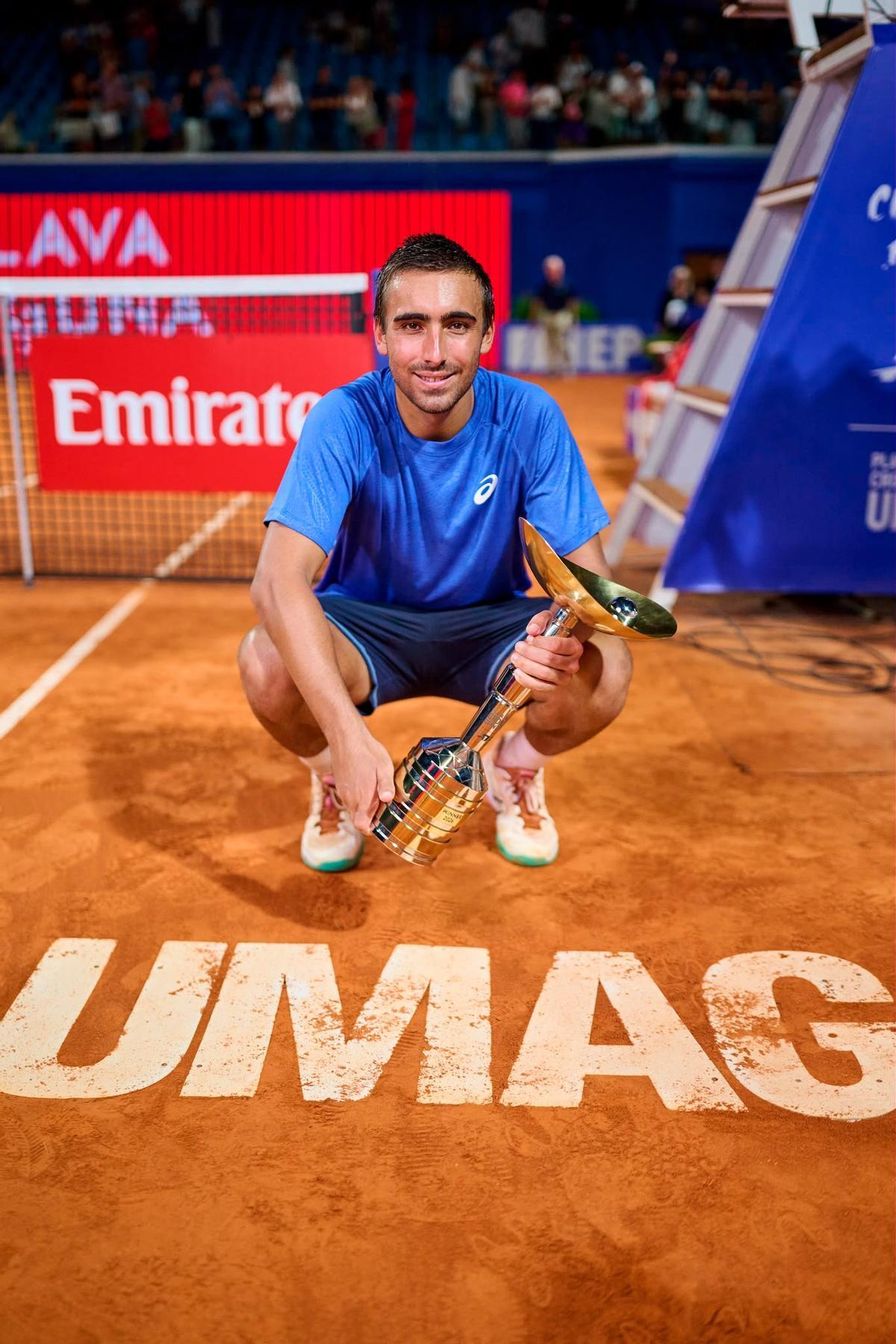 Mérida posa con el trofeo conseguido en Umag