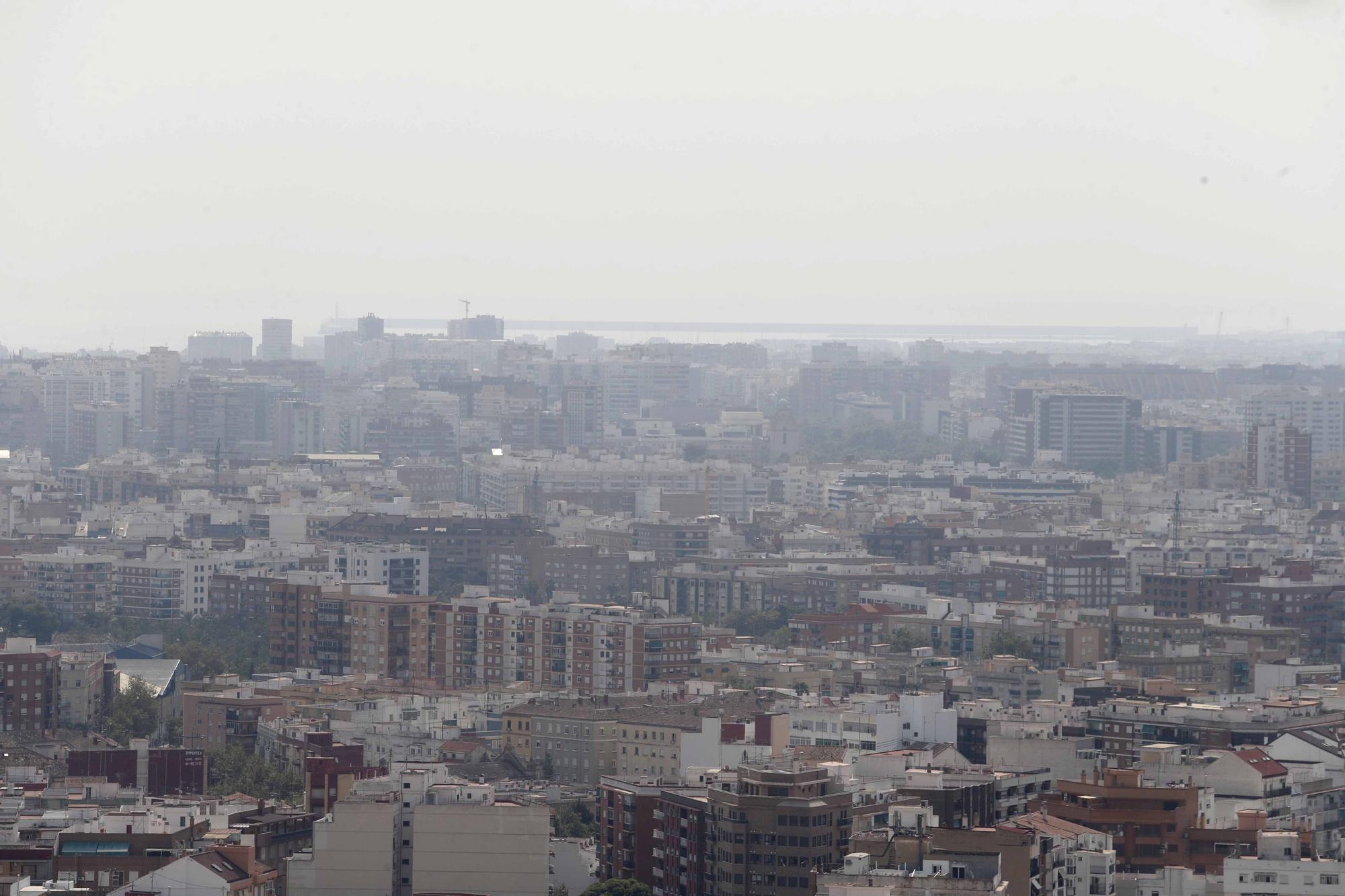 El humo de los incendios de Bejís y Vall d'Ebo ya se ve desde València ciudad