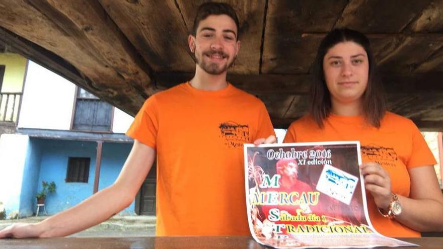 Román Roces y Carolina González presentan el cartel del mercáu tradicional de Mestres, ayer.