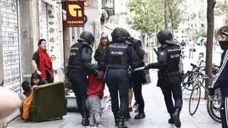 Fuerte presencia policial en el desalojo de un piso okupado en Ciutat Vella