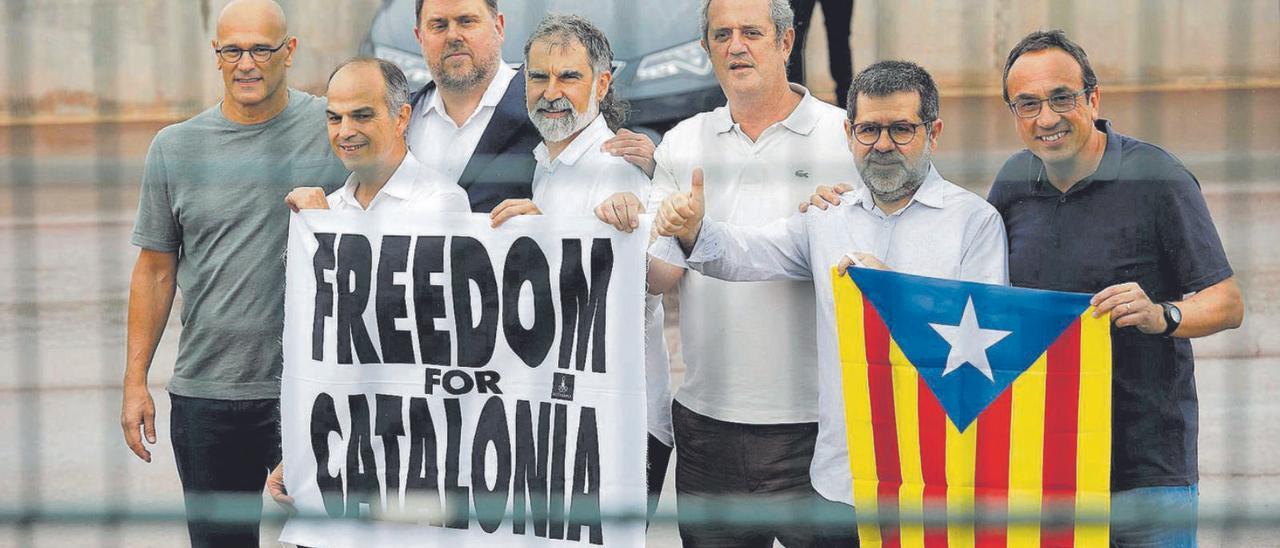 Lders independentistes indultats després de sortir de la presó de Lledoners  | KIKE RINCÓN