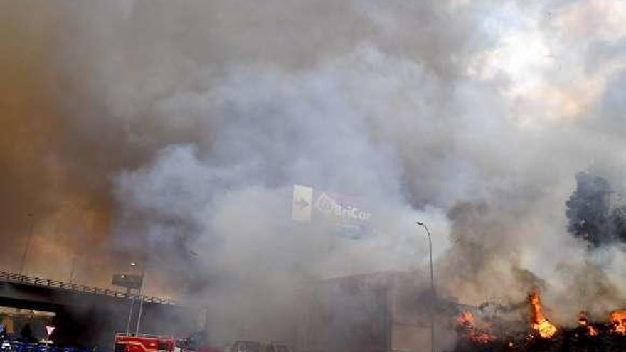 Incendio forestal en las inmediaciones de Marineda City en 2017.