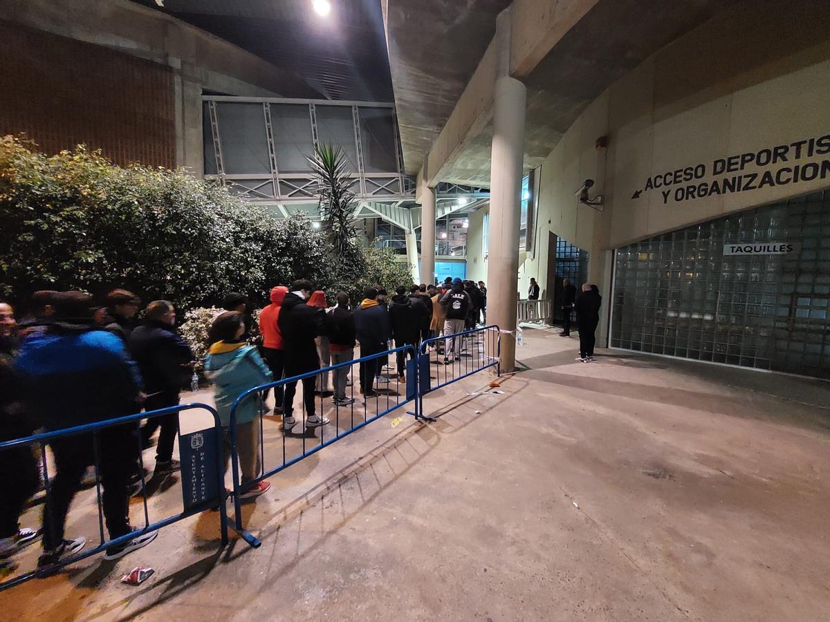 Cola para acceder al recinto antes de la 4 de la madrugada