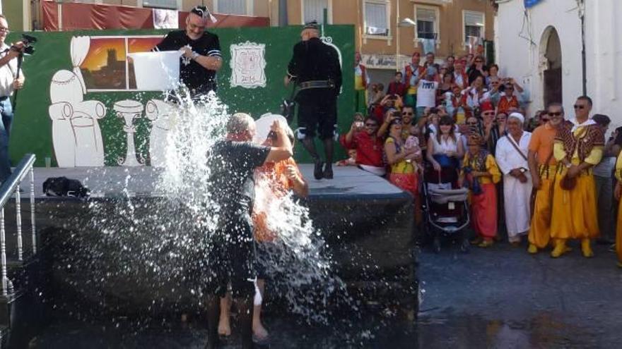 Momento del reto del cubo de agua helada en plenas fiestas de Villena.