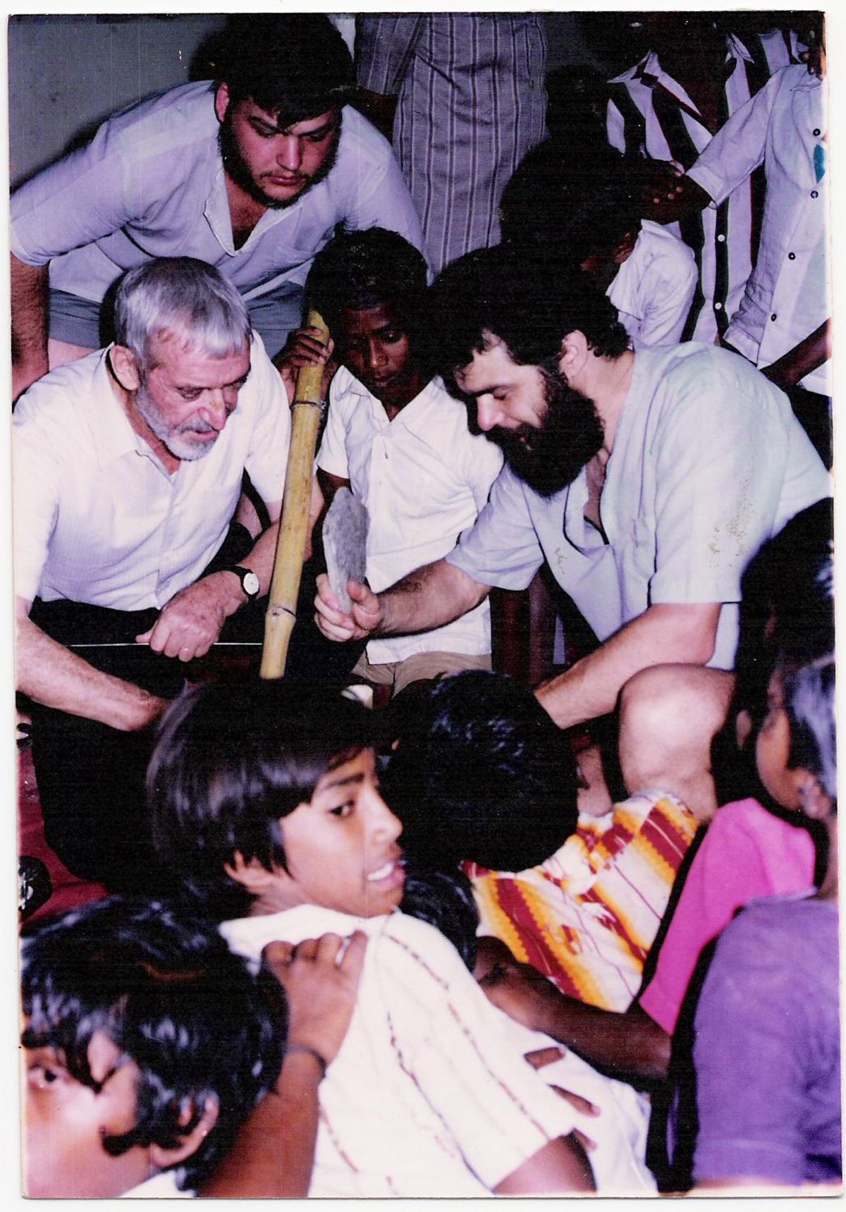 Vicente Ferrer observa como Blanco Fadol, fabrica los instrumentos utilizando herramientas rudimentarias. Anantapur India, 1986