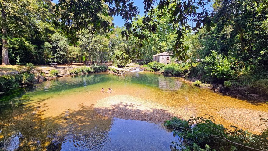 Frondosa y con aguas cristalinas: una piscina natural que cautiva por su belleza en el sur de Galicia