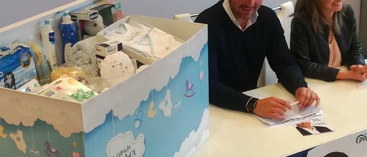 José López y Amalia Goldar, con un prototipo del A Estrada Baby Box, que el actual gobierno del PP presentó durante la campaña electoral del mes de mayo. // AC