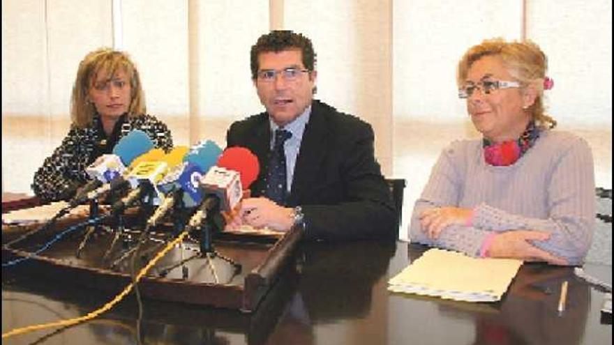 Manuel Pérez Fenoll, alcalde de Benidorm, junto a Josefa María Pérez y Mari Carmen Martínez