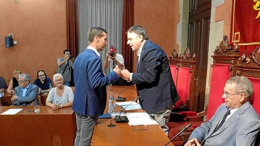 Arnau rep la medalla de regidor de mans de l&#039;alcalde Valentí Junyent