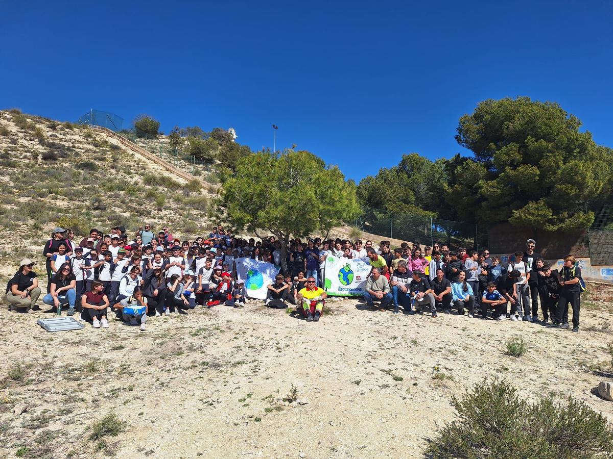 Foto de grupo de los alumnos del colegio Salesianos de Alicante que han participado en la plantación de árboles