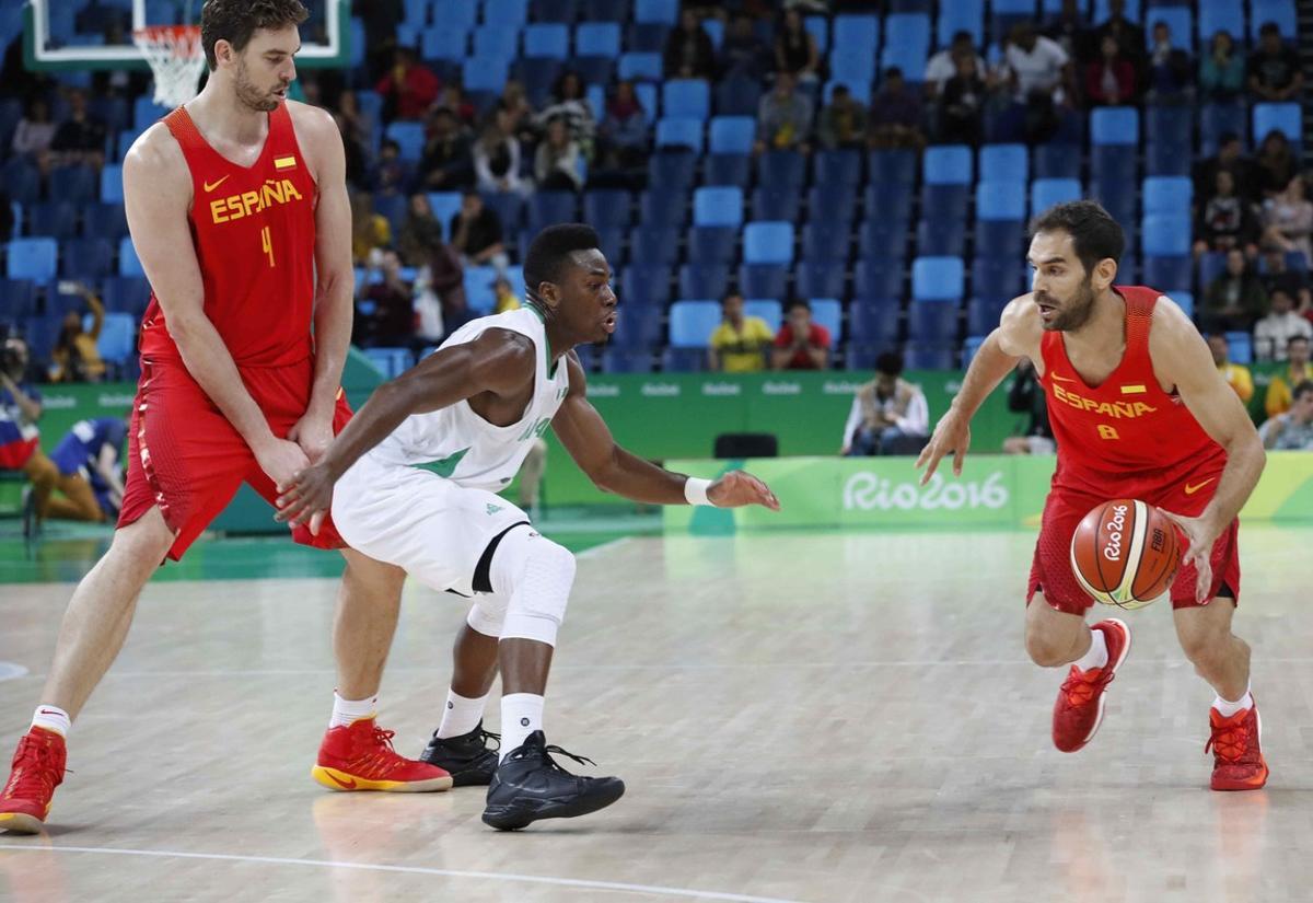 JJOO254. RÍO DE JANEIRO (BRASIL), 11/08/2016.-Los jugadores de la selección española de baloncesto Pau Gasol (i) y José Manuel Calderón (d) disputan el balón con Alade Aminu de Nigeria hoy, 11 de agosto de 2016, durante su partido de baloncesto en los Juegos Olímpicos Río 2016 en el Arena Carioca 1 del Parque Olímpico en Río de Janeiro. EFE/Elvira Urquijo A. JJOO254. RÍO DE JANEIRO (BRASIL), 11/08/2016.-Los jugadores de la selección española de baloncesto Pau Gasol (i) y José Manuel Calderón (d) disputan el balón con Alade Aminu de Nigeria hoy, 11 de agosto de 2016, durante su partido de baloncesto en los Juegos Olímpicos Río 2016 en el Arena Carioca 1 del Parque Olímpico en Río de Janeiro. EFE/Elvira Urquijo A.
