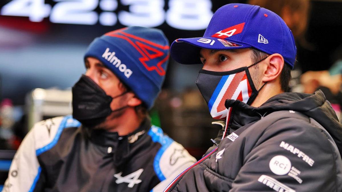 Alonso y Ocon, en el box de Alpine durante el parón por lluvia en Spa