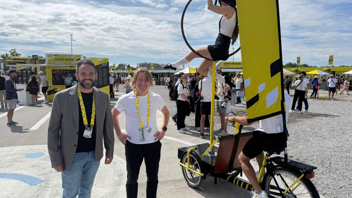 David Escudé (derecha) y Abel García, el sabado pasado, en el 'village' del Tour de Lille.