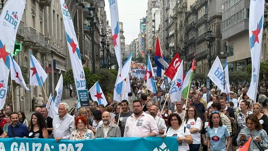 Una multitudinaria manifestaciĂłn antimilitarista recorre el centro de Vigo