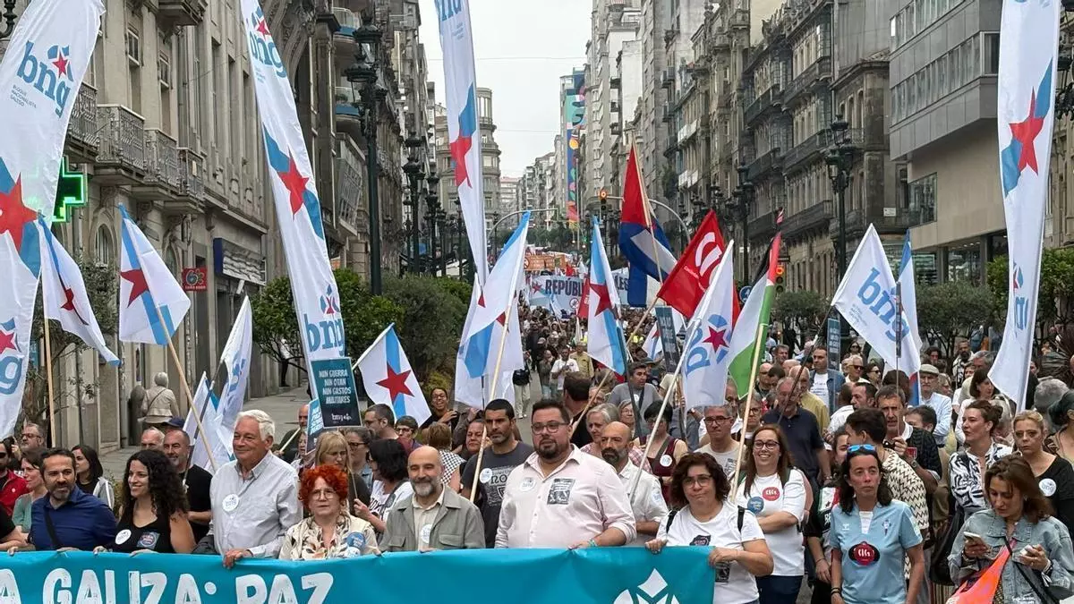 Miles de personas marchan en las calles de Vigo contra el desfile de las Fuerzas Armadas y «contra o belicismo»