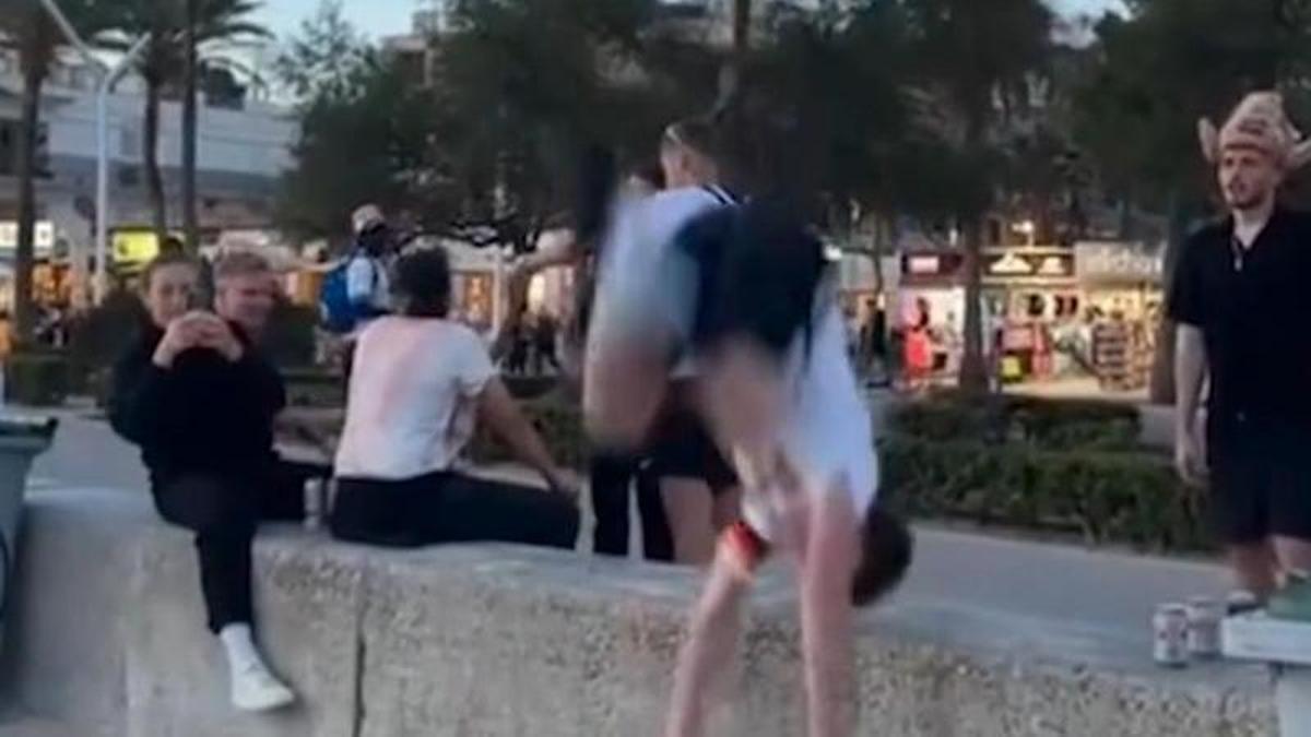 Ein riskanter Sprung: Ein Urlauber schlägt bei einem Rückwärtssalto mit dem Kopf auf der Mauer auf.