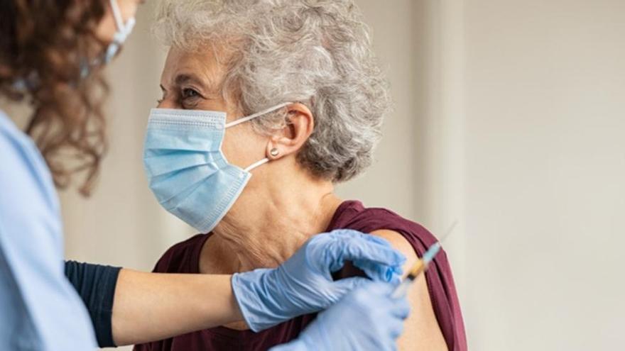 Los mayores de 60 años serán llamados de nuevo para las vacunas del covid y la gripe