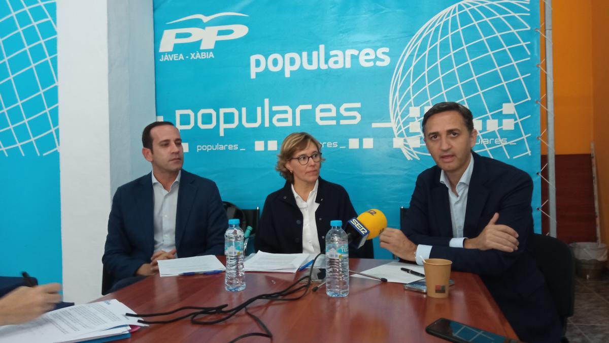 El coordinador comarcal del PP, Arturo Poquet, la portavoz en Xàbia, Rosa Cardona y el diputado en el Congreso por Alicante, César Sánchez, en la rueda de prensa que han ofrecido este lunes en Xàbia