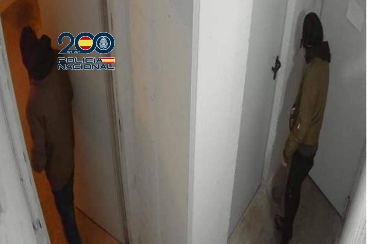 Uno de los detenidos accede a las propiedades.