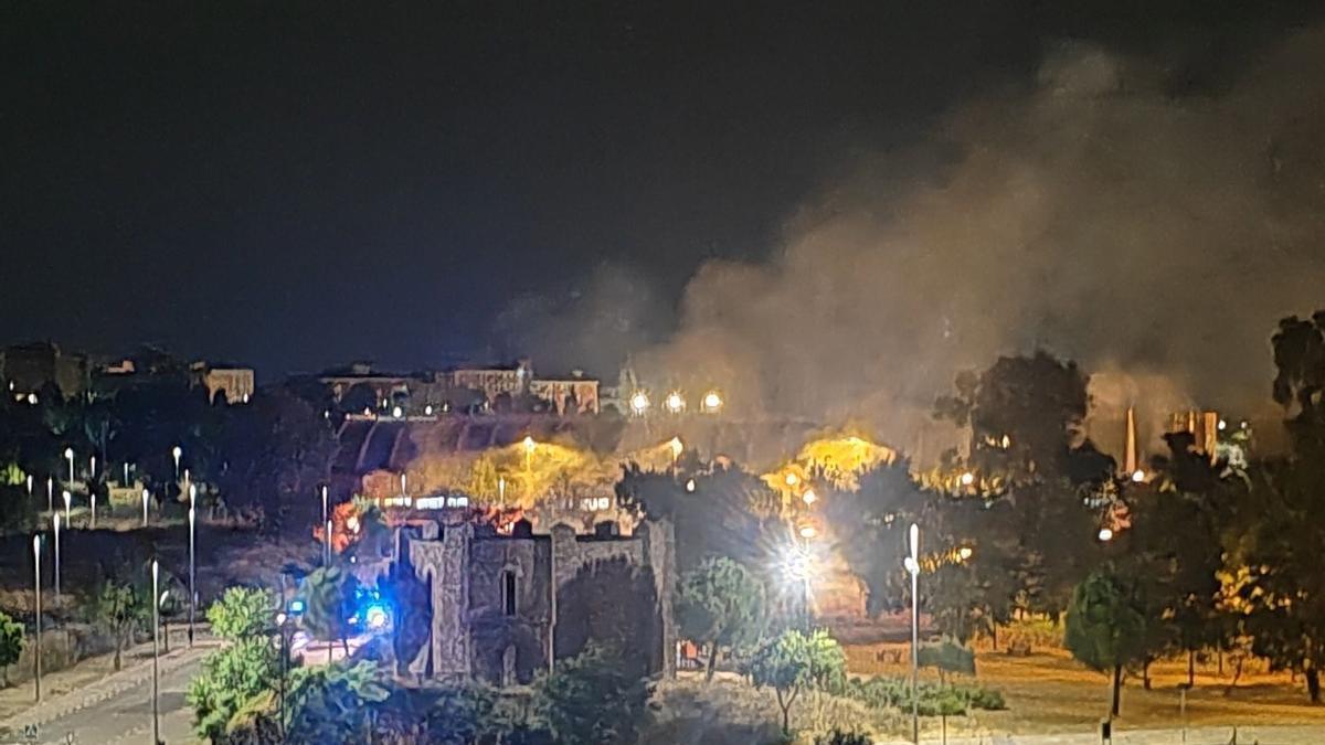 El incendio en la zona del edificio Embarcadero de Cáceres.