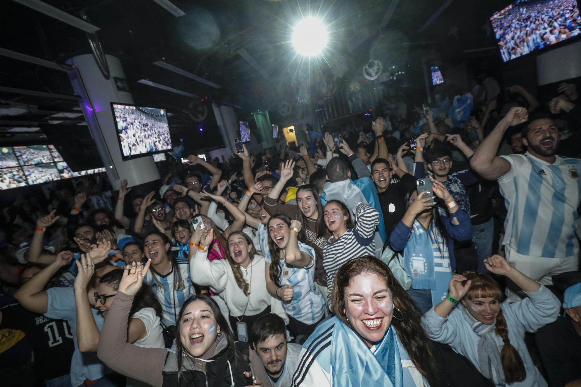 La afición argentina sigue en València el partido de la final del Mundial de Catar contra Francia