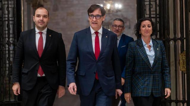 El president Salvador Illa, entre els consellers Albert Dalmau i Alícia Romero, amb Miquel Sàmper al fons. | JORDI OTIX