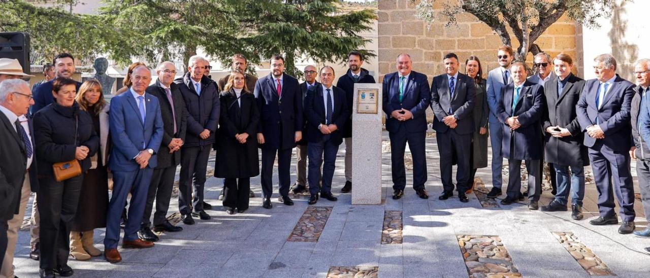 El monolito inaugurado junto al Museo de Adolfo Suárez, con Adrián Barbón, Álvaro Queipo, Pedro José Muñoz y César Álvarez, en el centro.