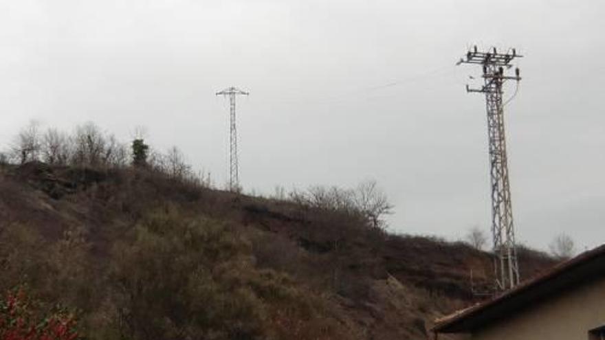 Les torres de la línia elèctrica, ahir al matí