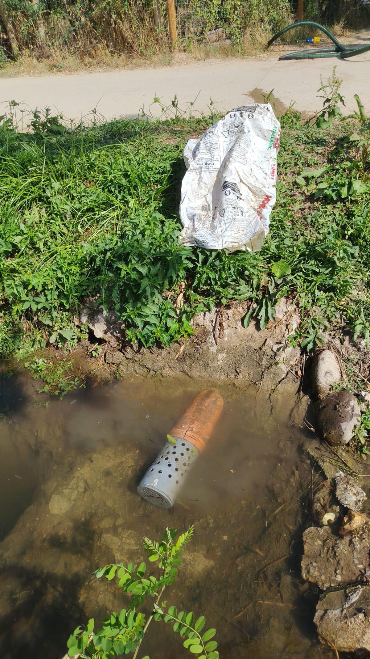 La bossa de plàstic que obstaculitzava el pas de l'aigua del reg