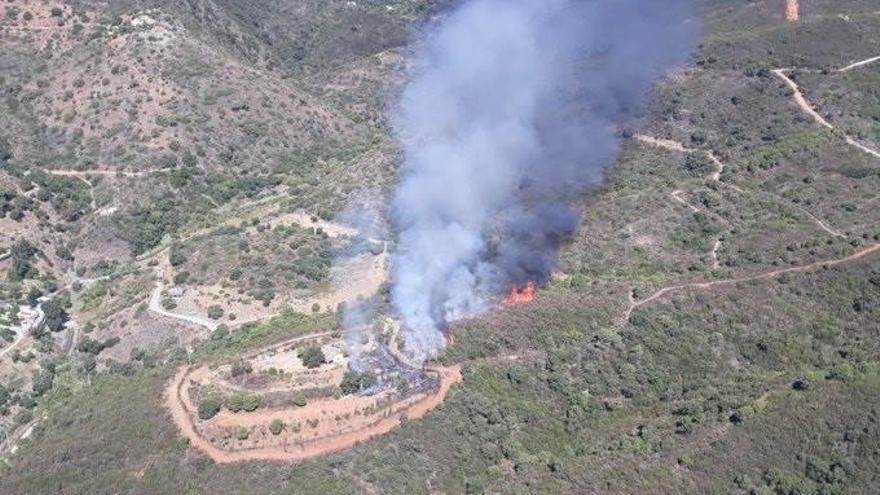 Incendio en el paraje Peñas Blancas de Estepona