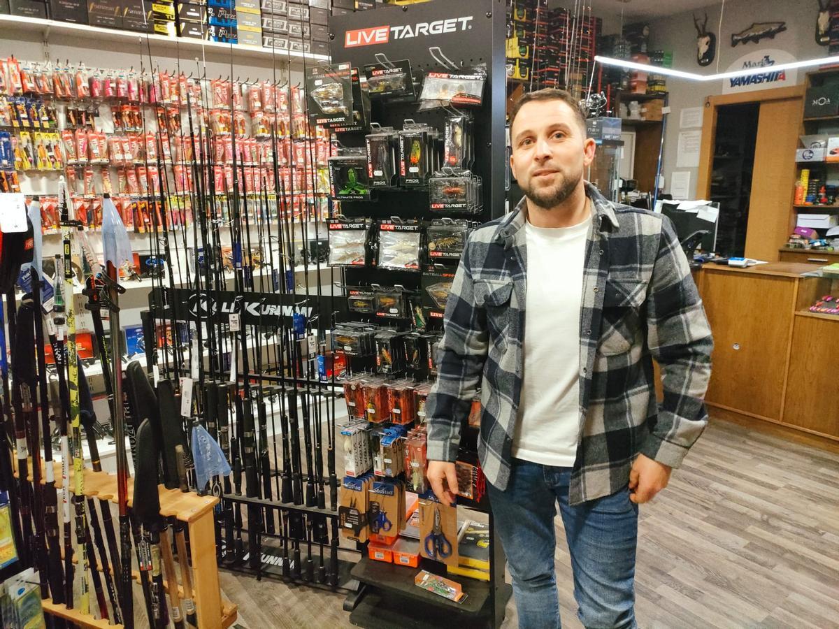 Óscar Nogareda, en su tienda de Sigüeiro