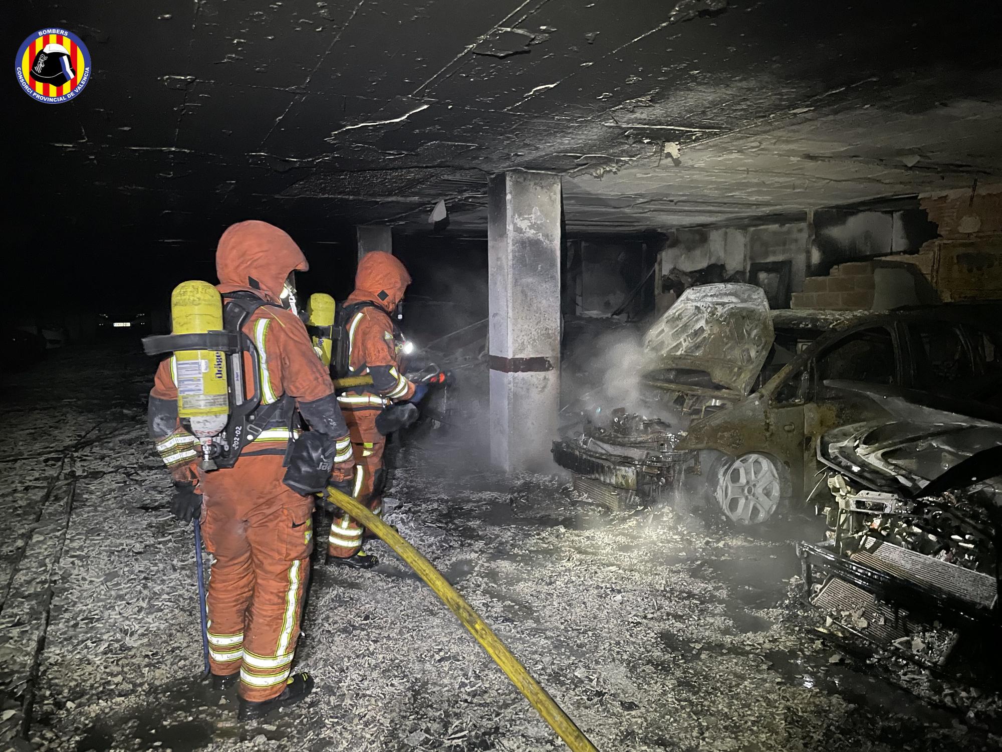 Un incendio en un garaje obliga a evacuar a más de 100 familias en Alaquàs