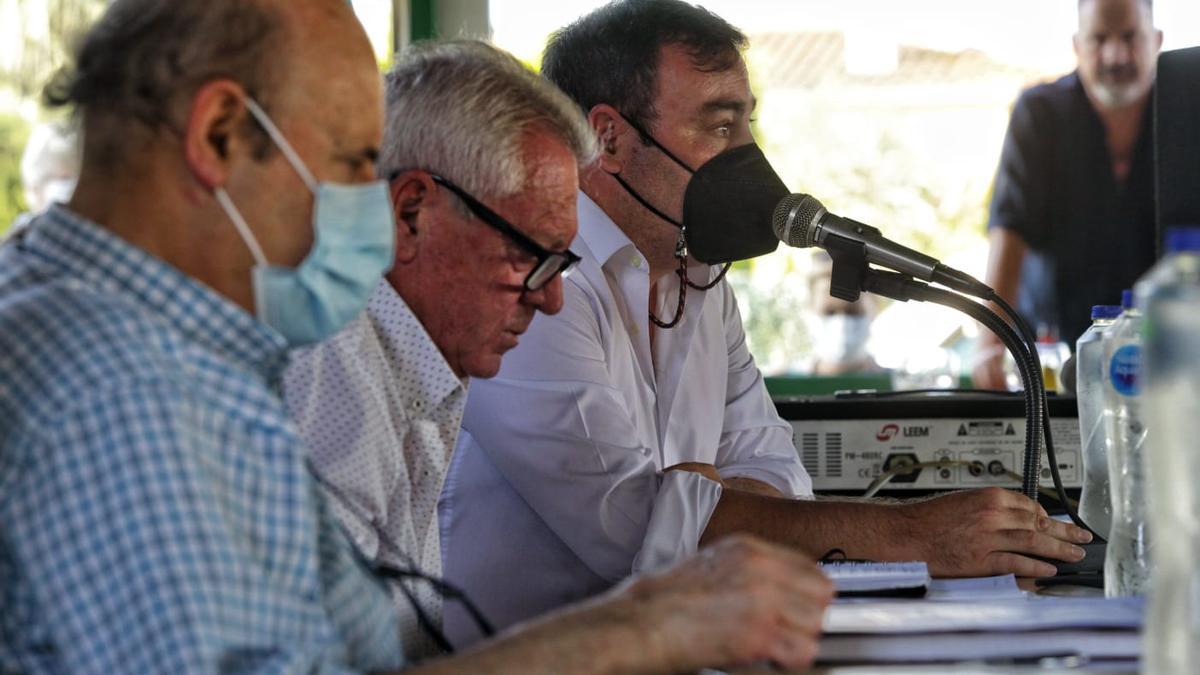 Directiva de la asociación de vecinos La Marjaleria en el transcurso de la asamblea celebrada ayer en Castelló.