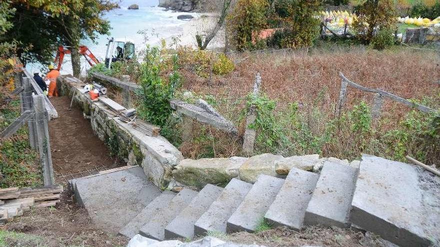 Las obras de mejora del acceso a la playa de Covelo, en Cela. // Gonzalo Núñez