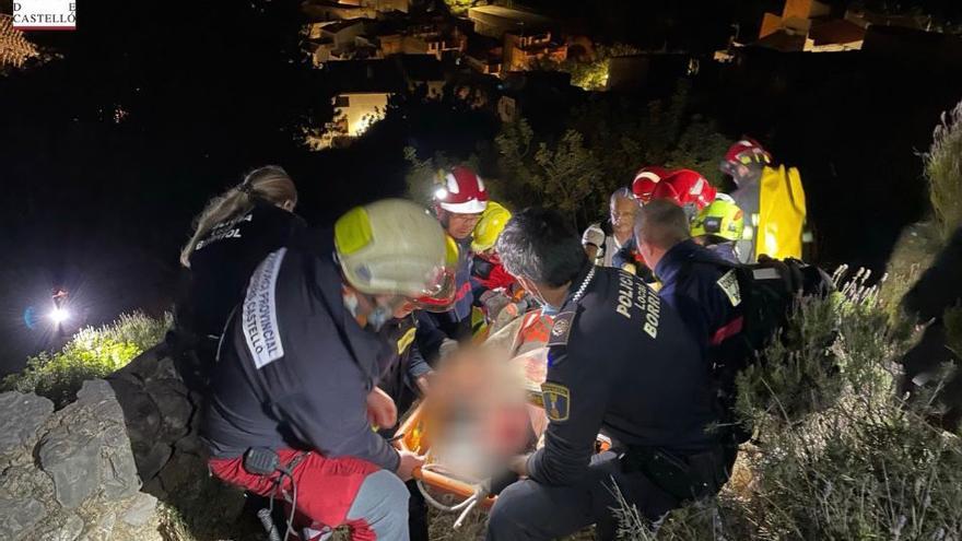 Un momento del complicado rescate de una mujer que ha resultado herida tras caer en el entorno del castillo de Borriol.