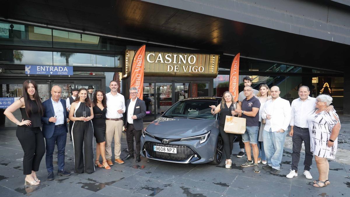 La ganadora del sorteo del sorteo del Casino de Vigo recibió ayer viernes el coche.