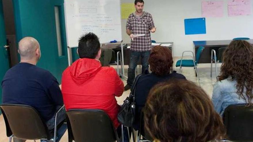 El educador social Vicente Fabregat, durante una de las sesiones de la Escuela de Adultos.