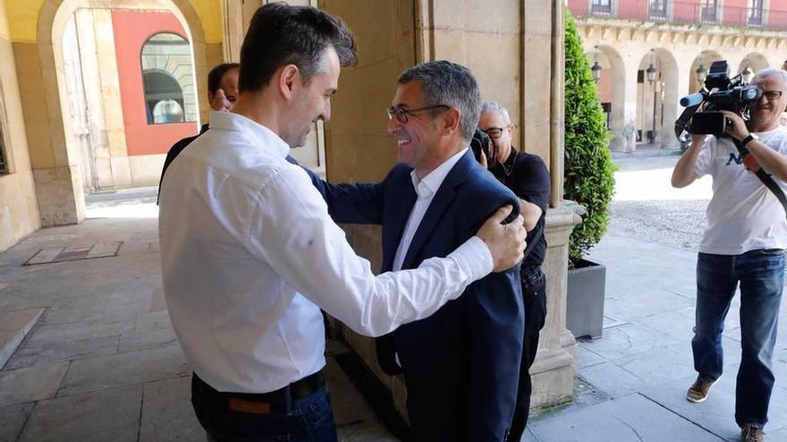 El secretario de Estado de Medio Ambiente es recibido a las puertas del Ayuntamiento por el portavoz municipal socialista, José María Pérez.